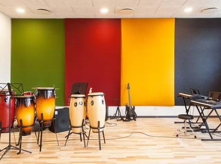 fraster, filt, felt cover, rumafskærmning, roomdivider, akustik, uld filt, inspiration, design, indretning, afskærmning, filtgardin, anne trolles skole